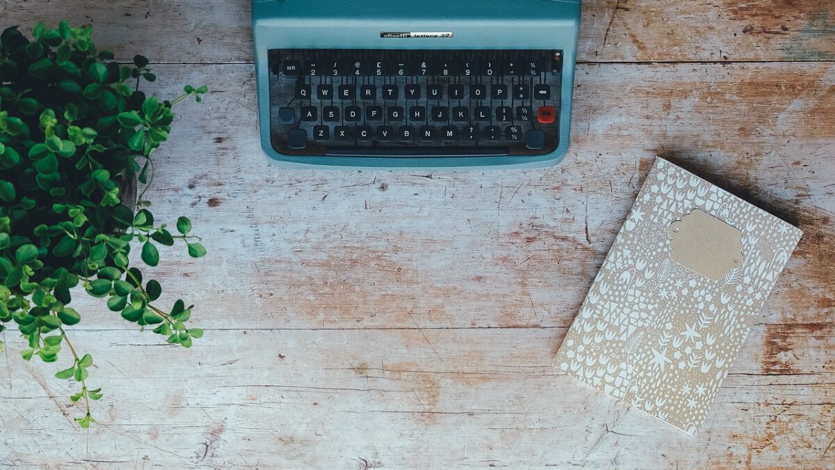 vintage, typewriter, plant-2168174.jpg